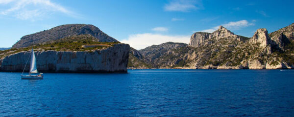 Louer un bateau pour visiter les Calanques