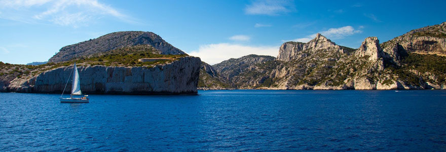 Louer un bateau pour visiter les Calanques